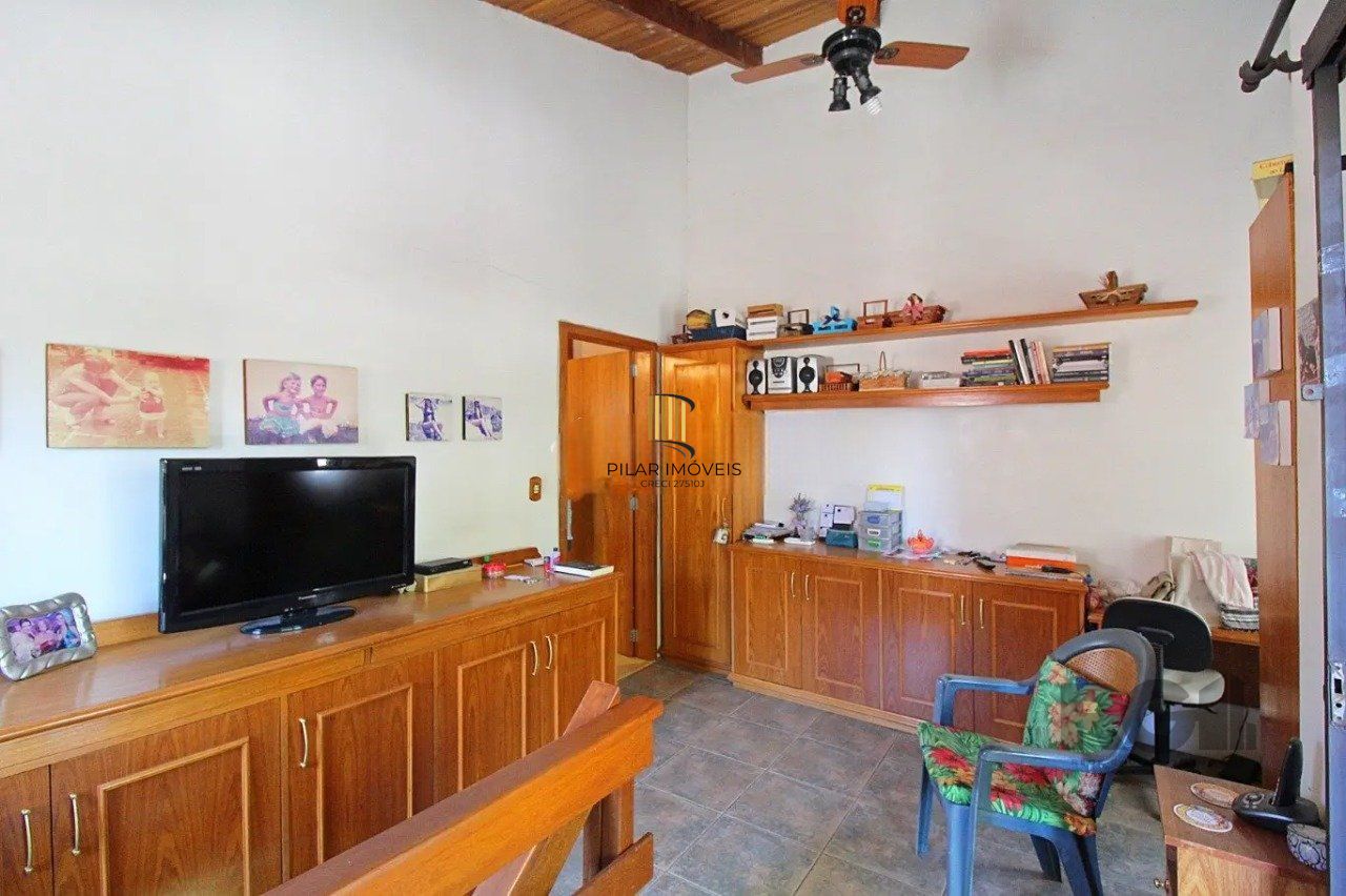 casa com 3 dormitórios, sendo 1 suíte, vaga para 4 carros, no bairro Santana