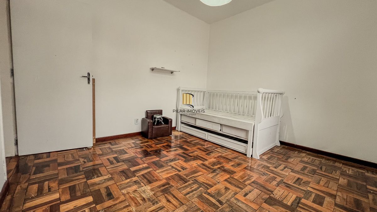 Apartamento com 02 quartos e 01 vaga, no Bairro Navegantes em Porto Alegre