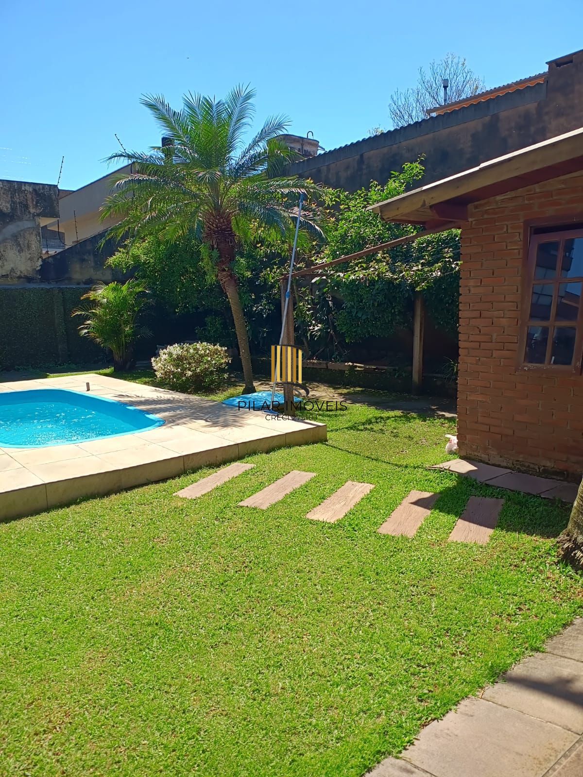 CASA COM PISCINA NA TRISTEZA