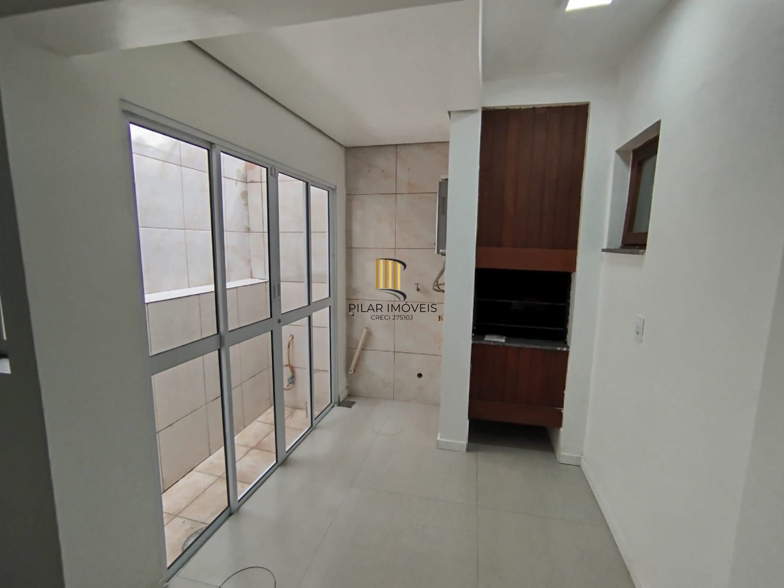 Casa com 03 quartos e 01 vaga no Bairro Cristal