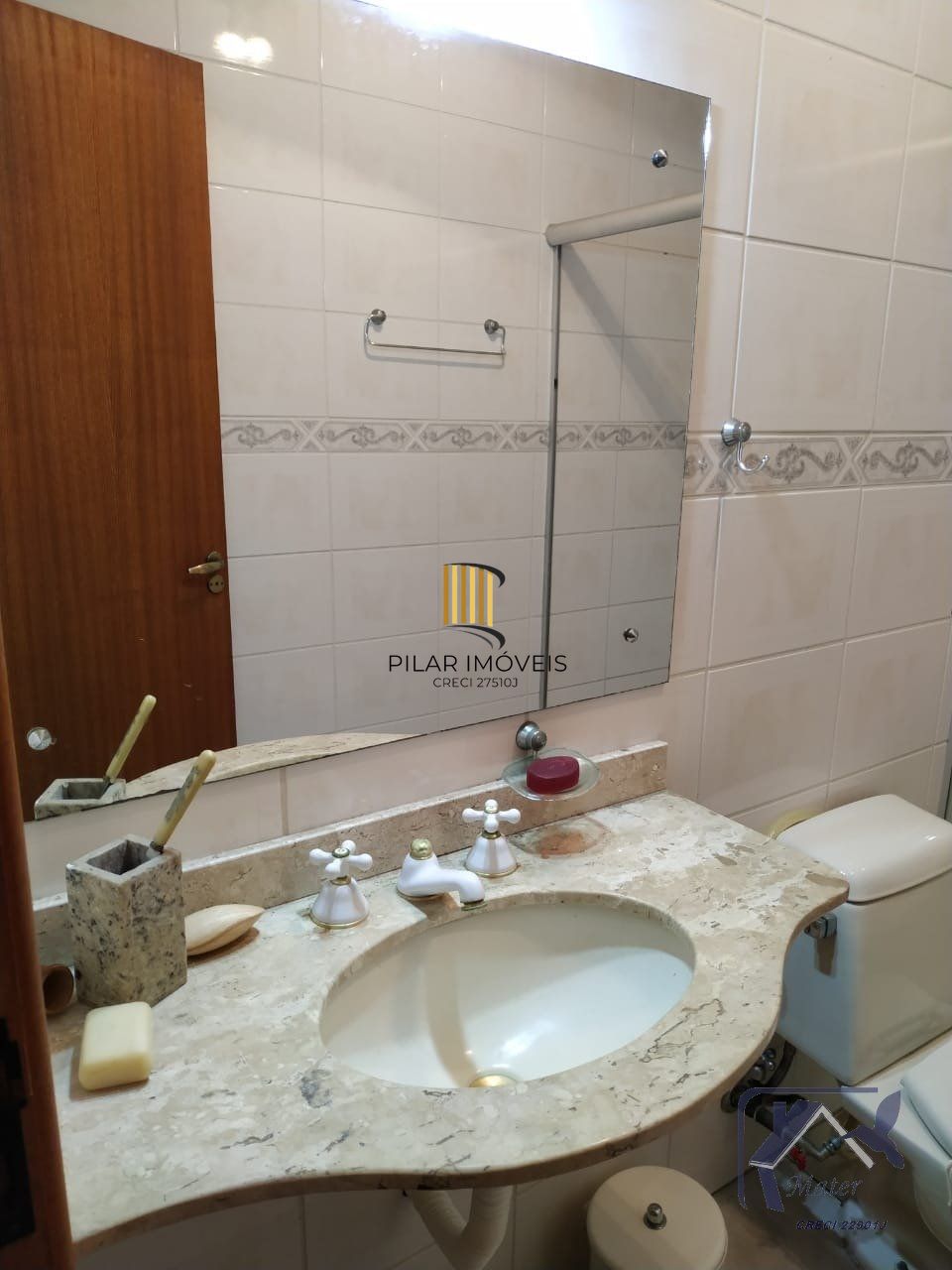 CASA COM 220m², 3 DORMITORIOS, SUITE, 4 VAGAS DE GARAGEM COBERTAS, BAIRRO IPANEMA, EM PORTO ALEGRE, RS