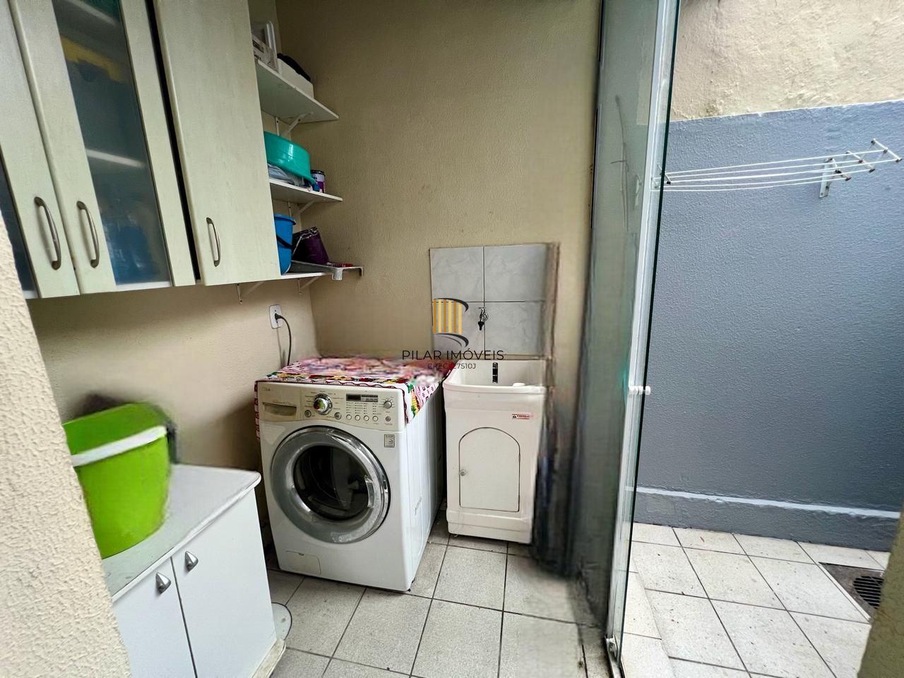 Casa em condomínio fechado  com 94m2, 3 dormitórios no bairro Camaquã.
