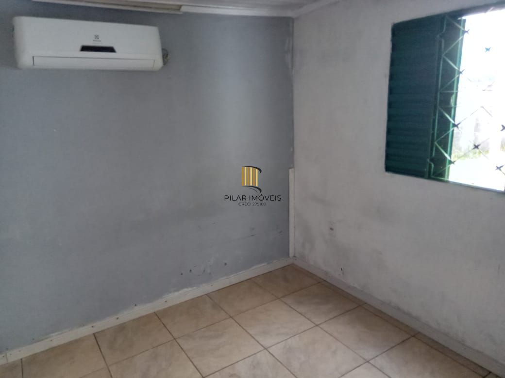 Casa com 2 dormitórios e 3 vagas de garagem !