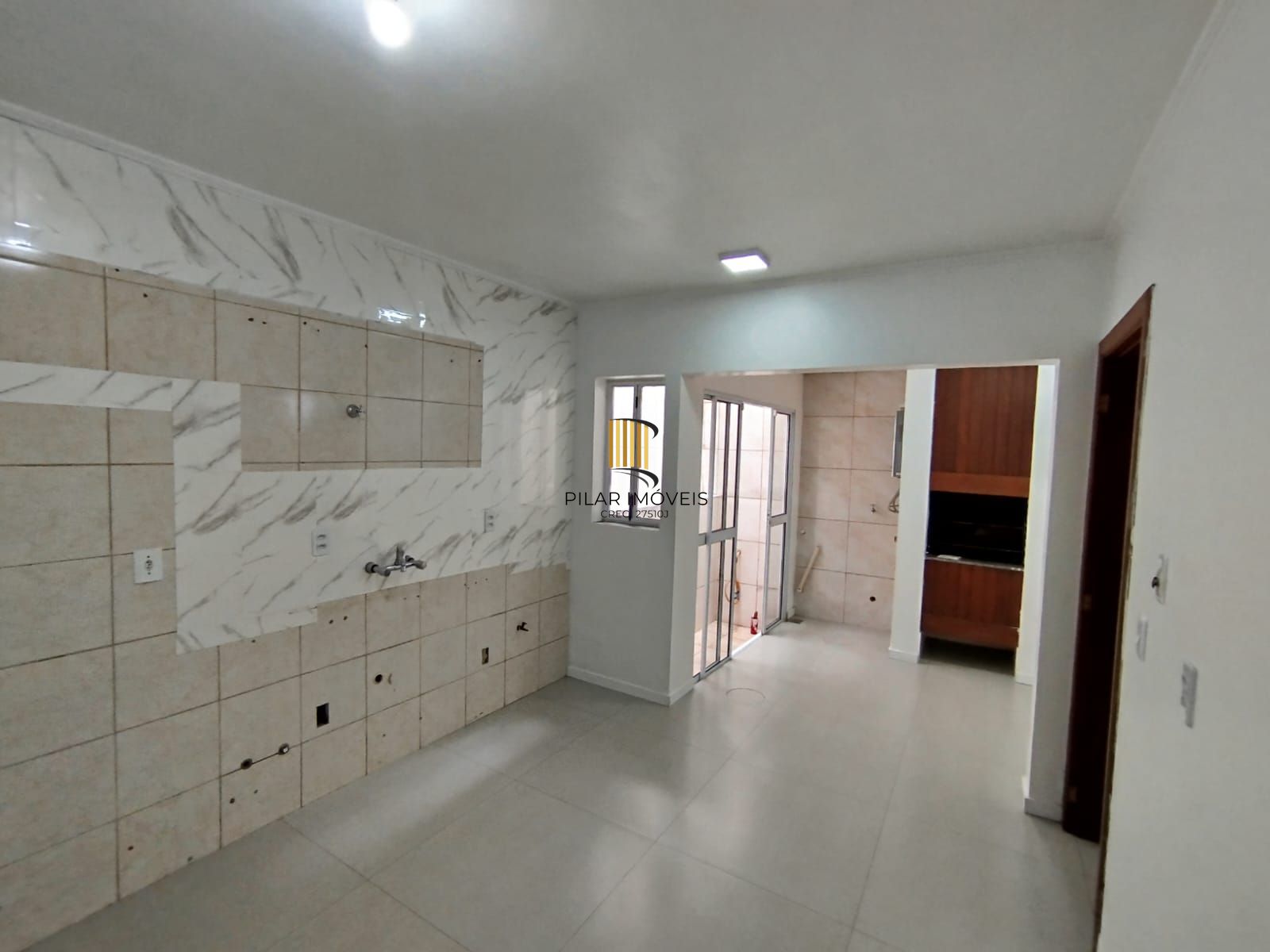 Casa com 03 quartos e 01 vaga no Bairro Cristal