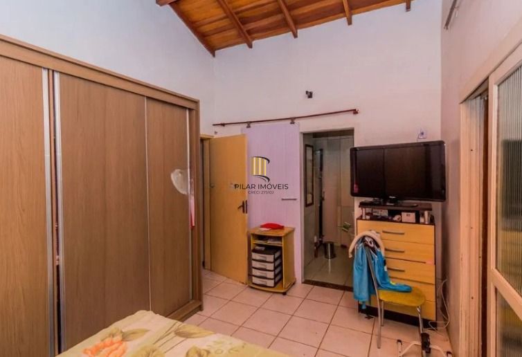 Casa de 3 dormitórios , com suíte , banheiro social , 2 apartamentos de 1 dormitório nos fundos ,vaga para 3 carros !