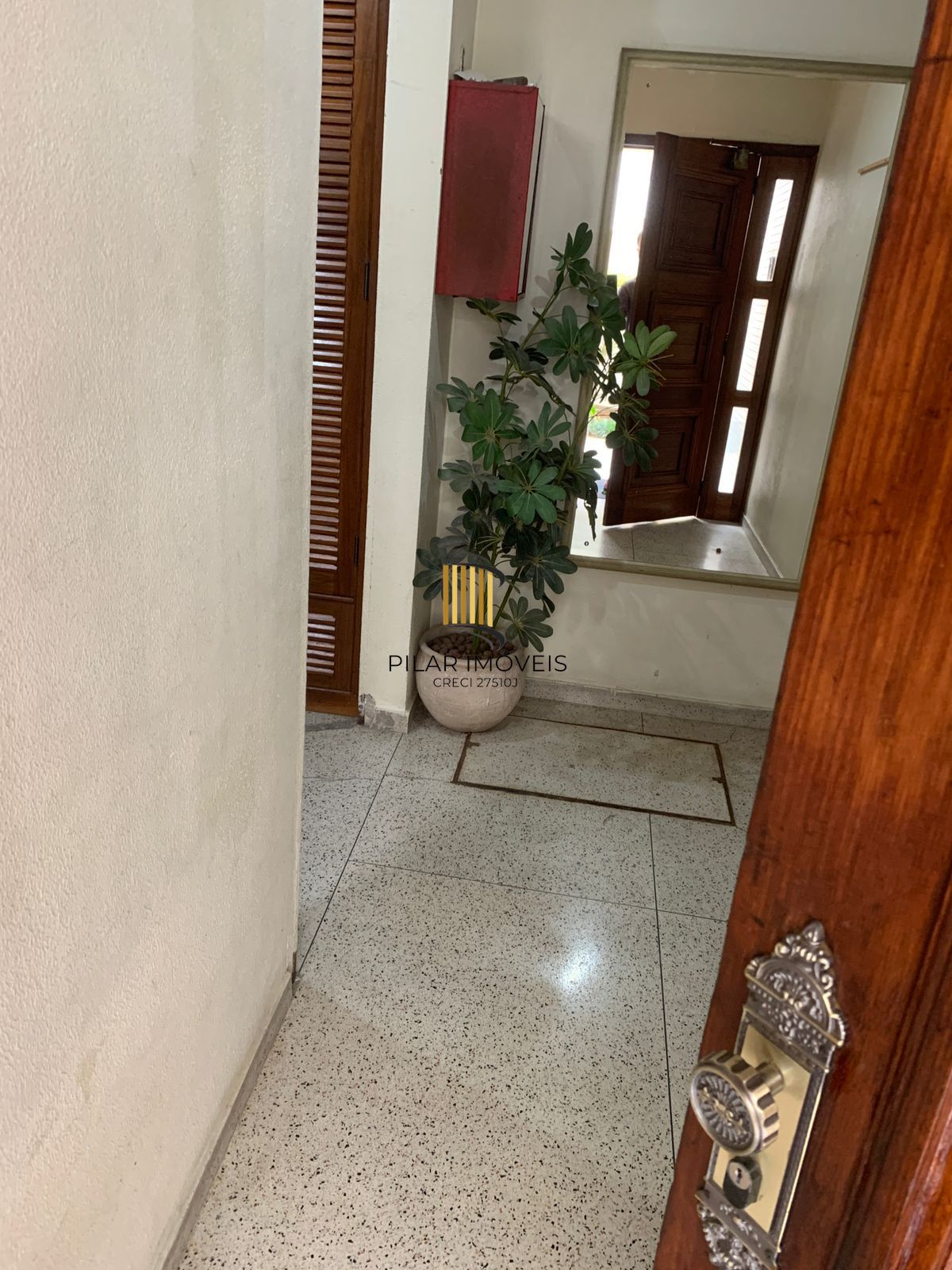 Apartamento 3 dormitórios com 2 banheiros e garagem no Menino Deus