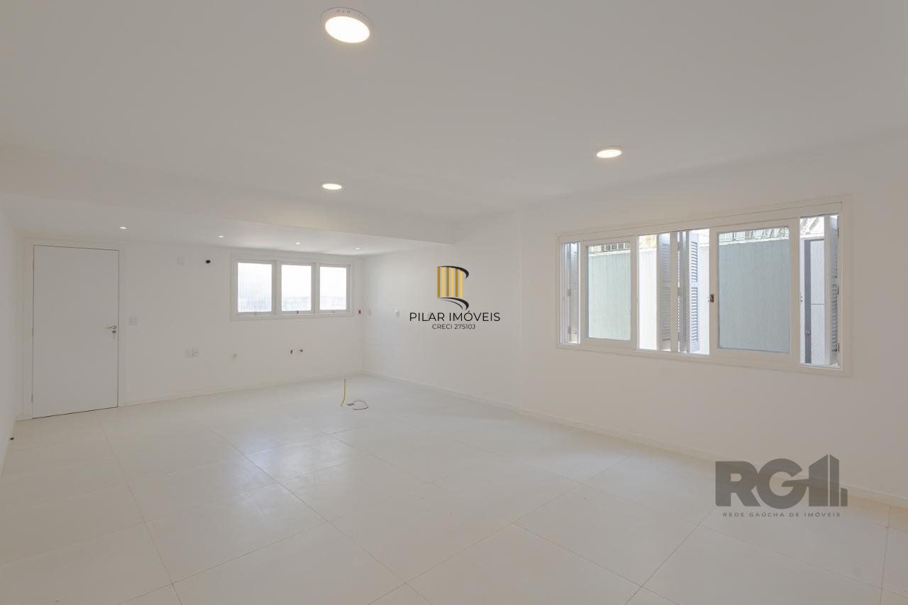 Casa de 3 dormitórios, suíte no bairro Teresópolis com 4 vagas de garagem