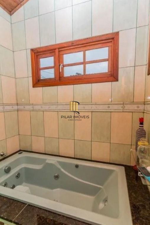 Casa de 3 dormitórios , com suíte , banheiro social , 2 apartamentos de 1 dormitório nos fundos ,vaga para 3 carros !
