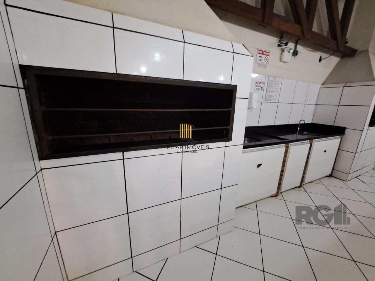 Apartamento semimobiliado de 2 dormitórios no bairro Vila Nova