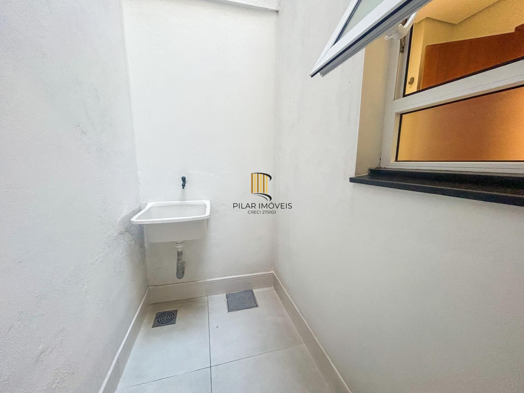 Apartamento de 1 dormitório, suíte ampla, semimobiliado, com pátio privativo no bairro Mont Serrat.