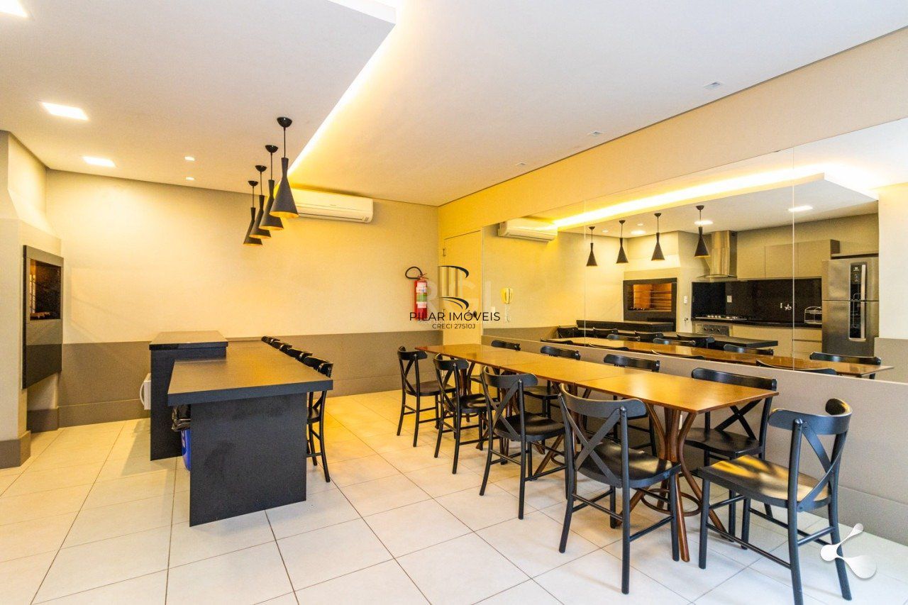 Espetacular Apto. semi mobiliado no bairro Rio Branco, Porto Alegre/RS, um por andar, 195m, andar alto, lareira, churrasqueira, 3 suites, 4 vagas