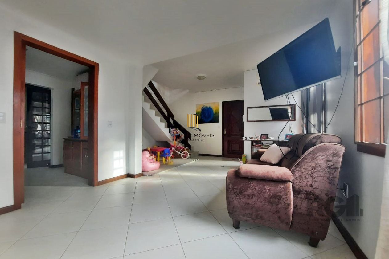 casa em condomínio com 3 dormitórios, sendo 1 suíte e vaga para dois carros no bairro Tristeza