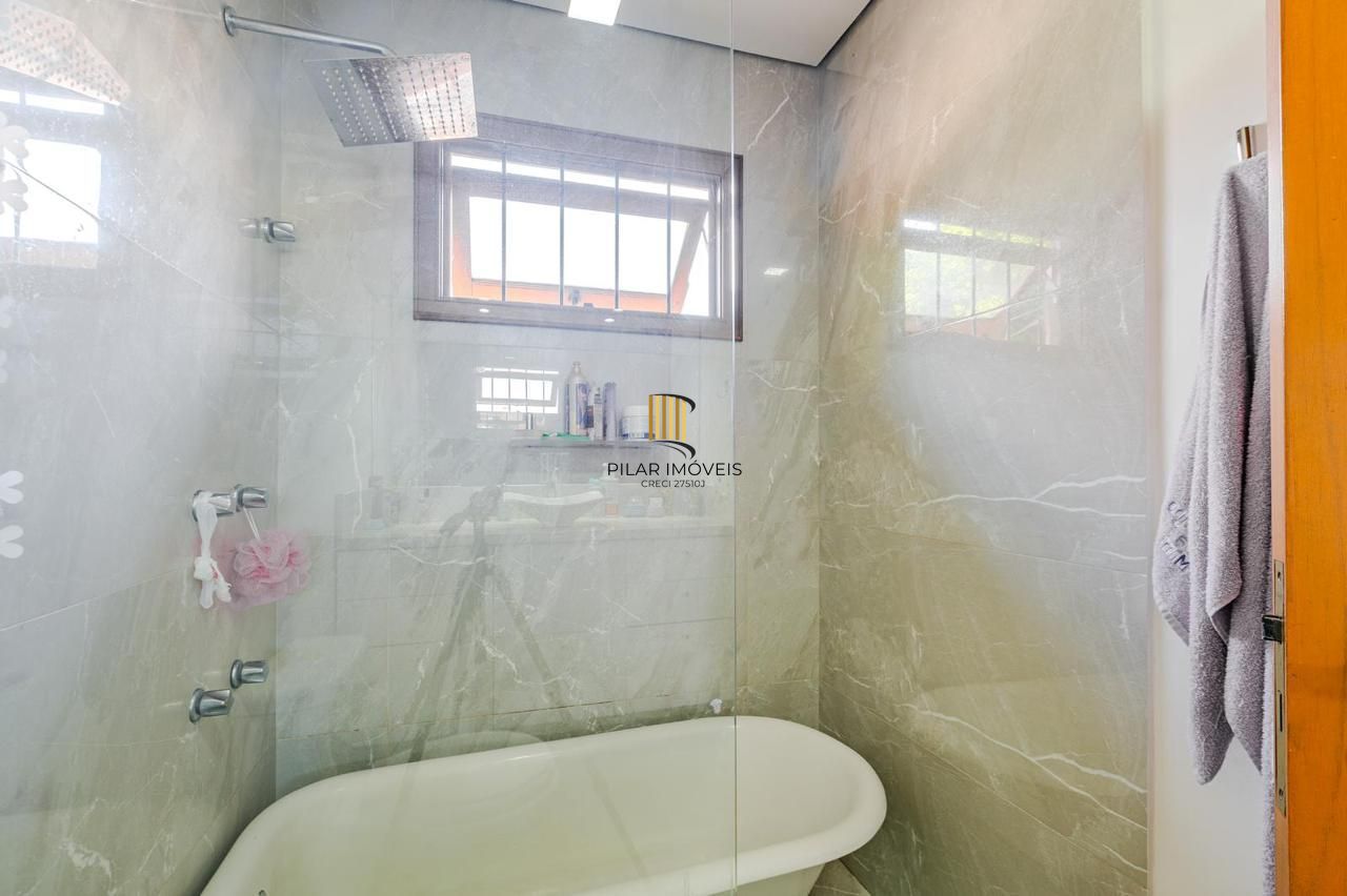 Casa em condomínio 3 dormitórios e sótão bairro Cristal