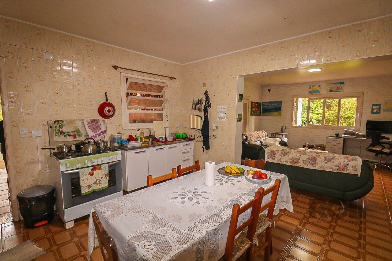 Casa com 2 quartos, vaga de garagem, churrasqueira, com 200m² privativos no centro de Esteio/RS