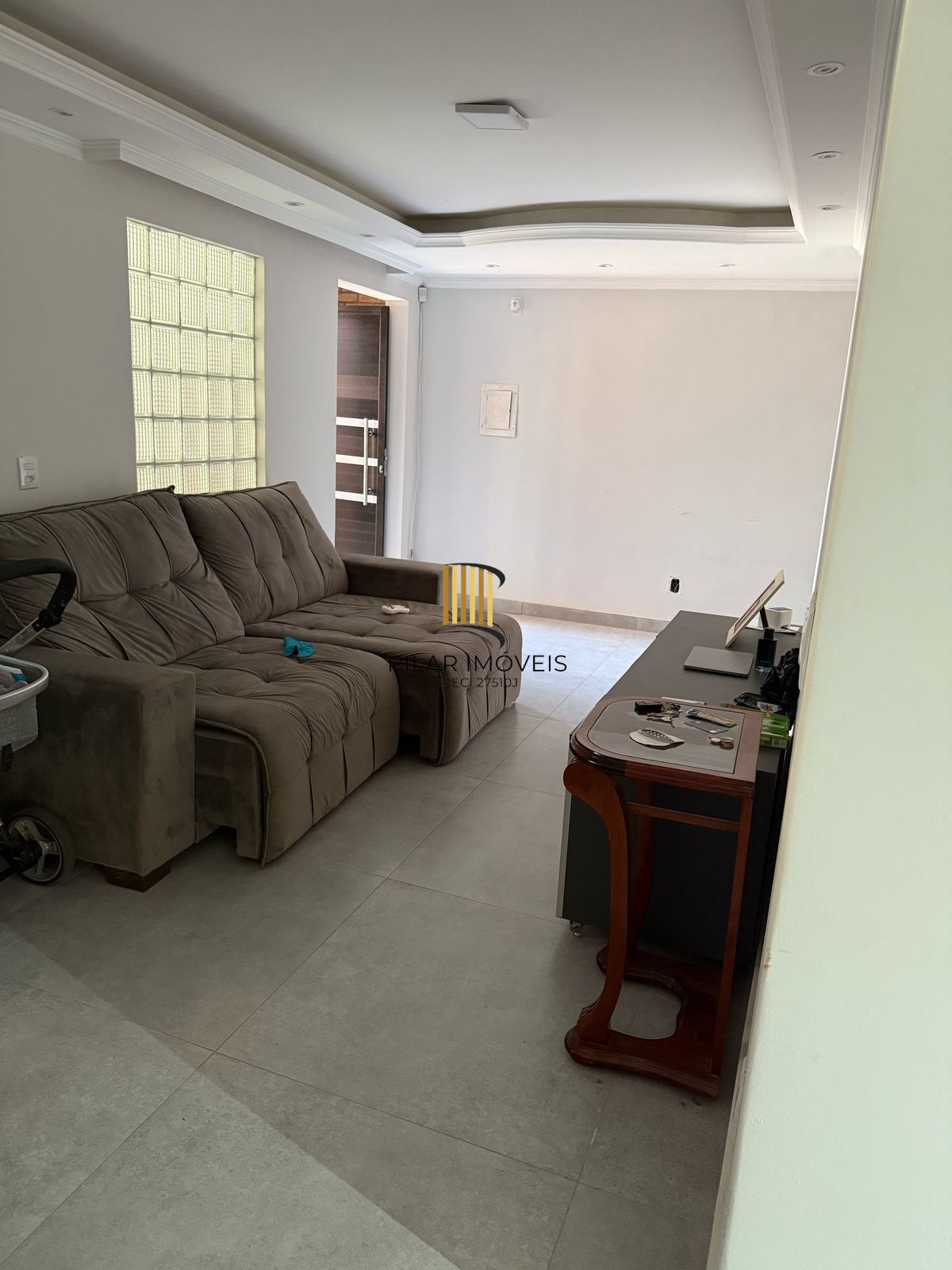 Casa com 03 quartos e 02 vagas de garagem