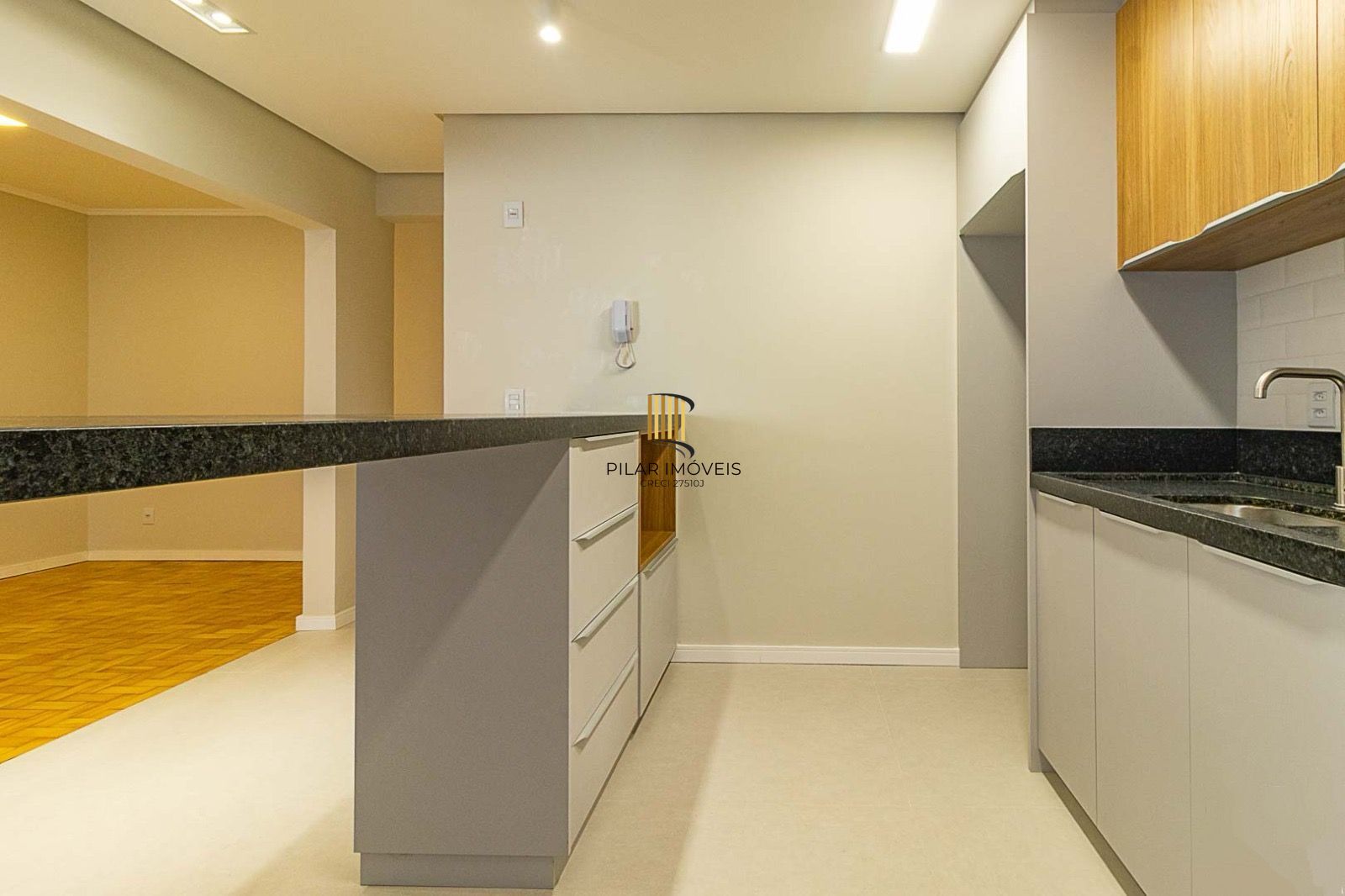Apartamento a venda no bairro Auxliadora dois dormitórios, totalmente reformado.