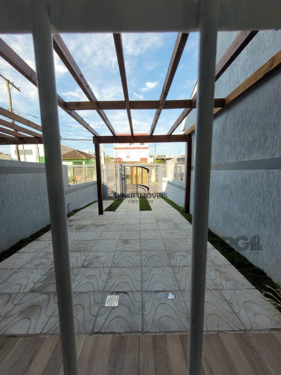 Sobrado com 3 dormitórios, suíte e duas vagas de garagem no bairro Sarandi