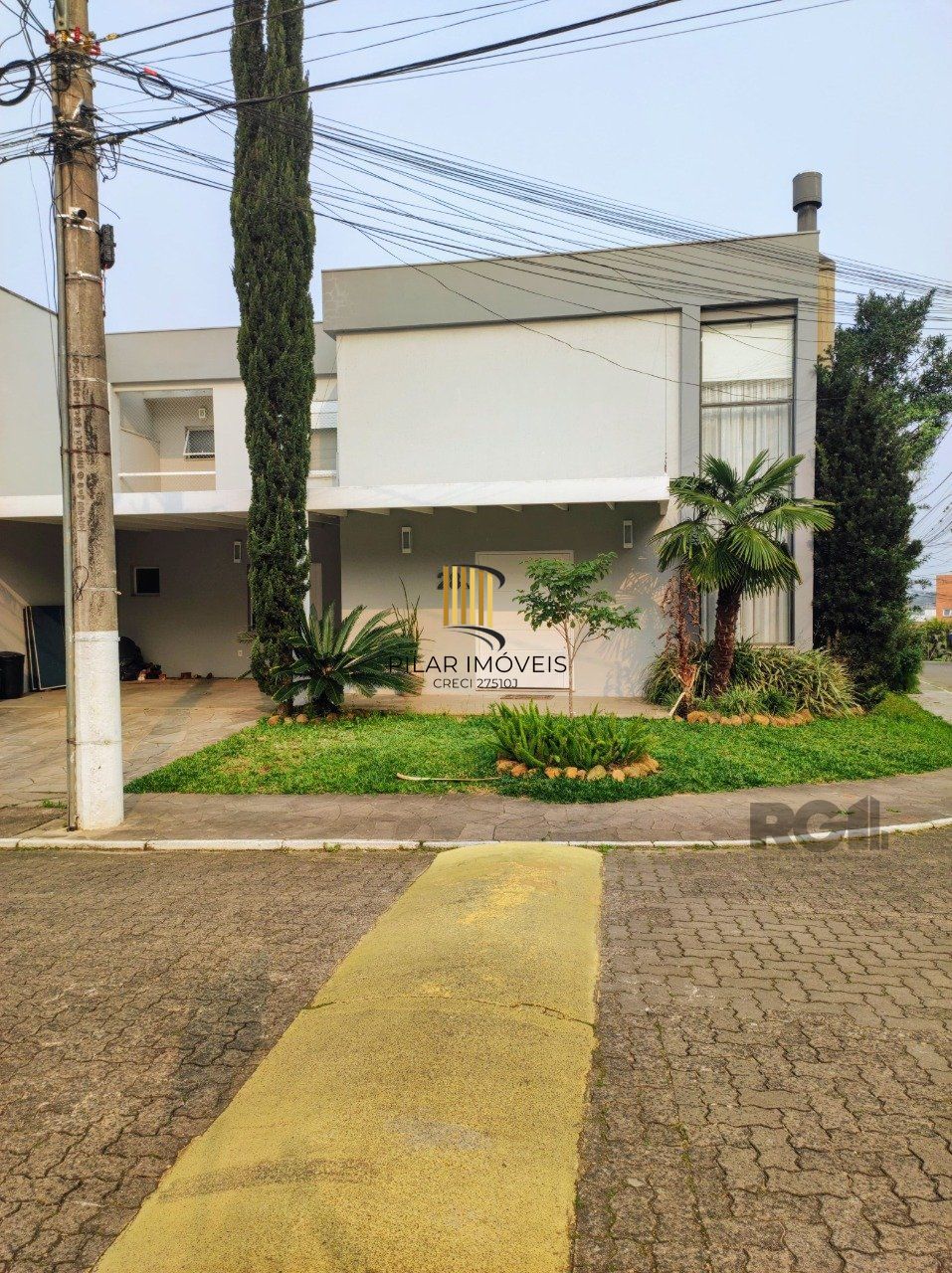 casa em condomínio com 3 suítes, sala, cozinha, lareira, churrasqueira, piscina aquecida