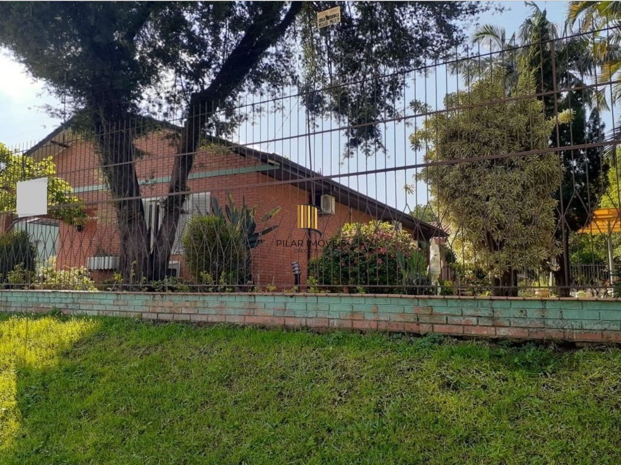 Casa com 2 quartos, vaga de garagem, churrasqueira, com 200m² privativos no centro de Esteio/RS