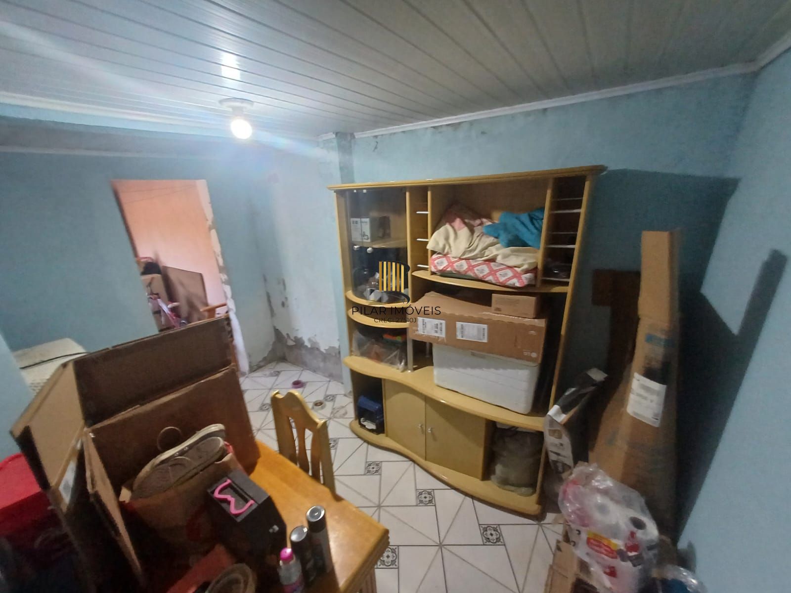 Casa com três dormitórios  e vaga pra dois carros.