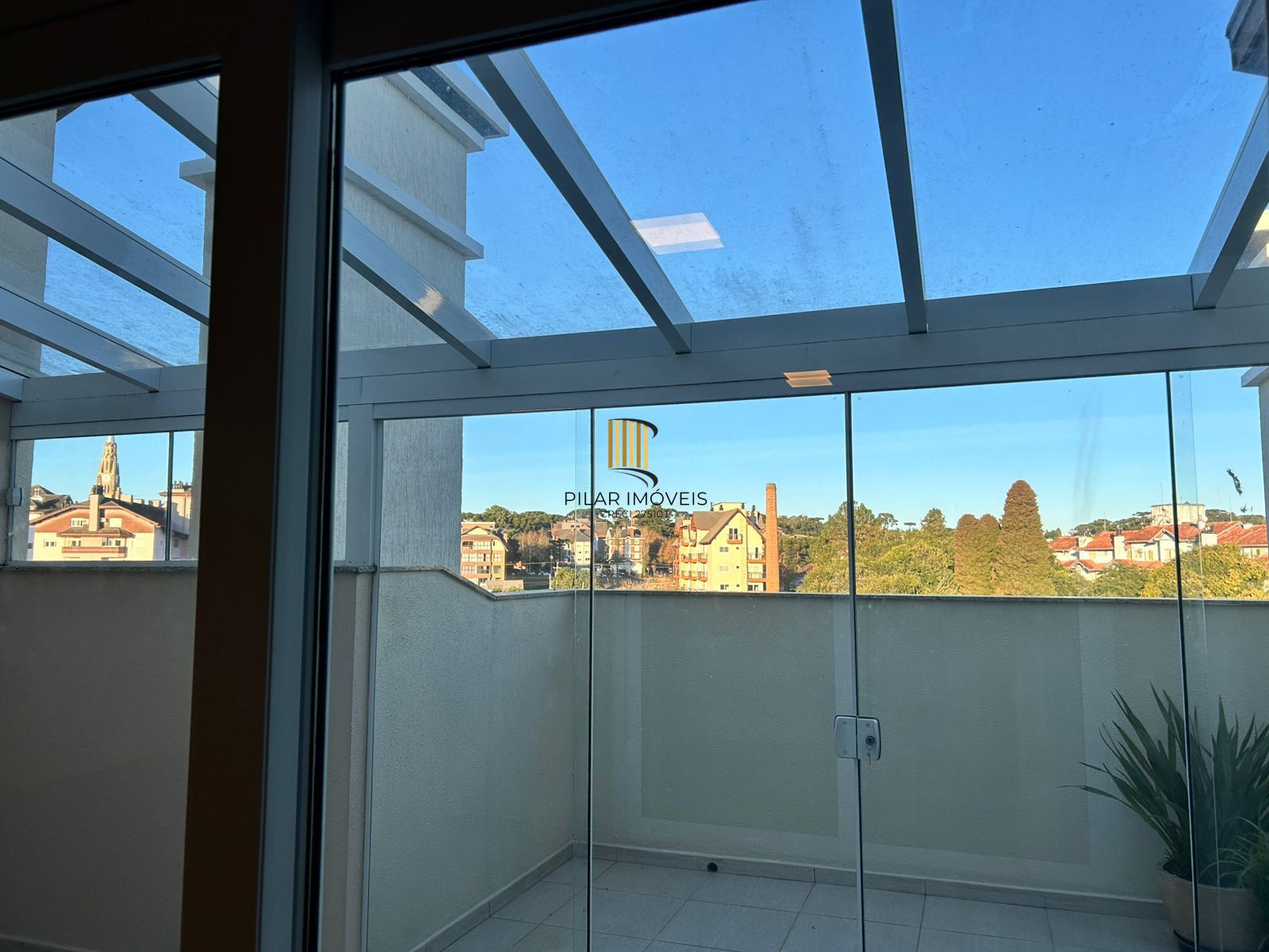 Lindo Apto mobiliado 2 dorm suíte box duplo na rua coberta no coração de Canela