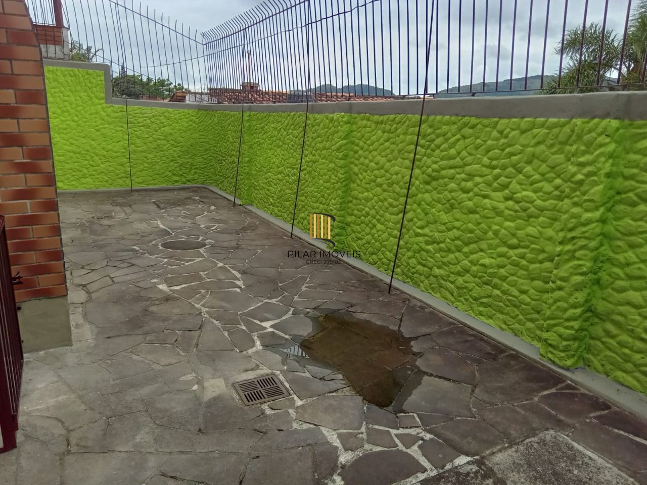 Casa com 3 dormitórios , 2 vagas de garagem fechada !