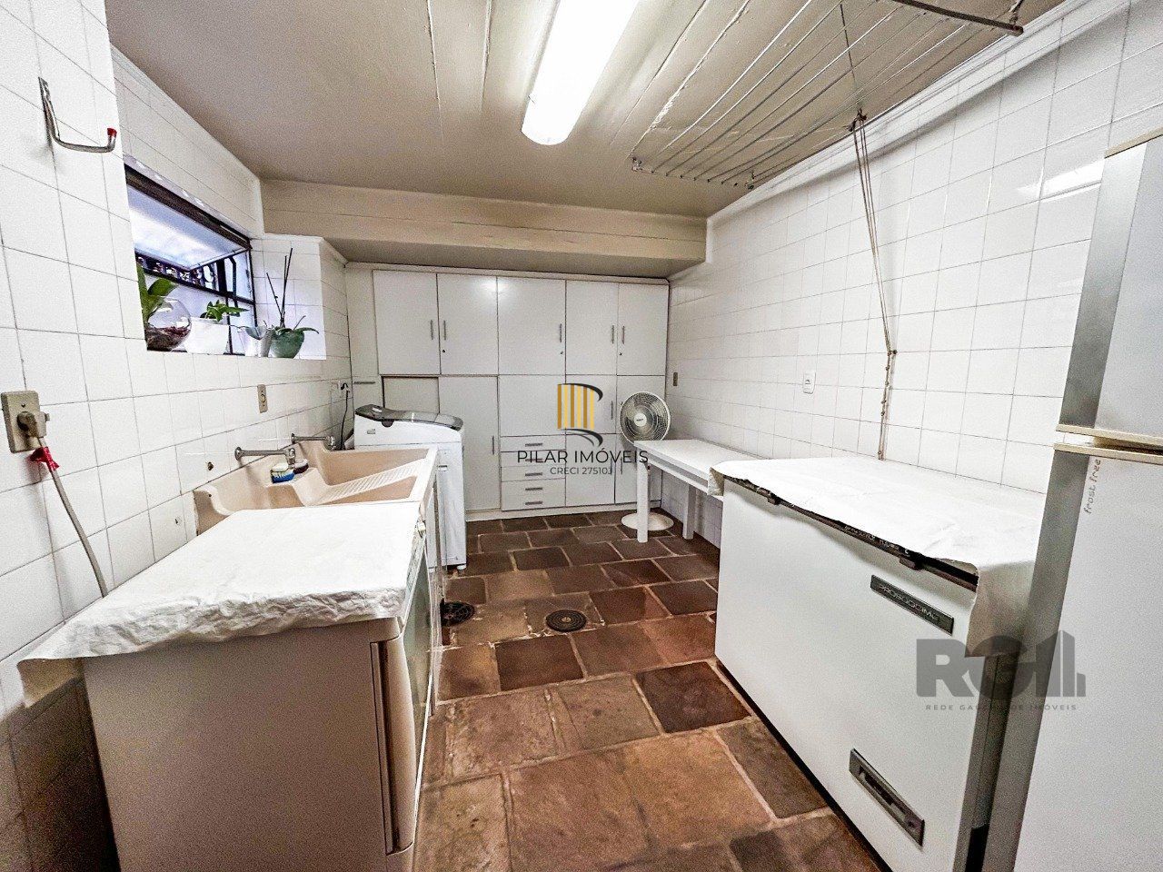 Casa 3 dormitórios, suíte, lareira, churrasqueira,, pátio, vaga garagem com 309 m² privativos.
