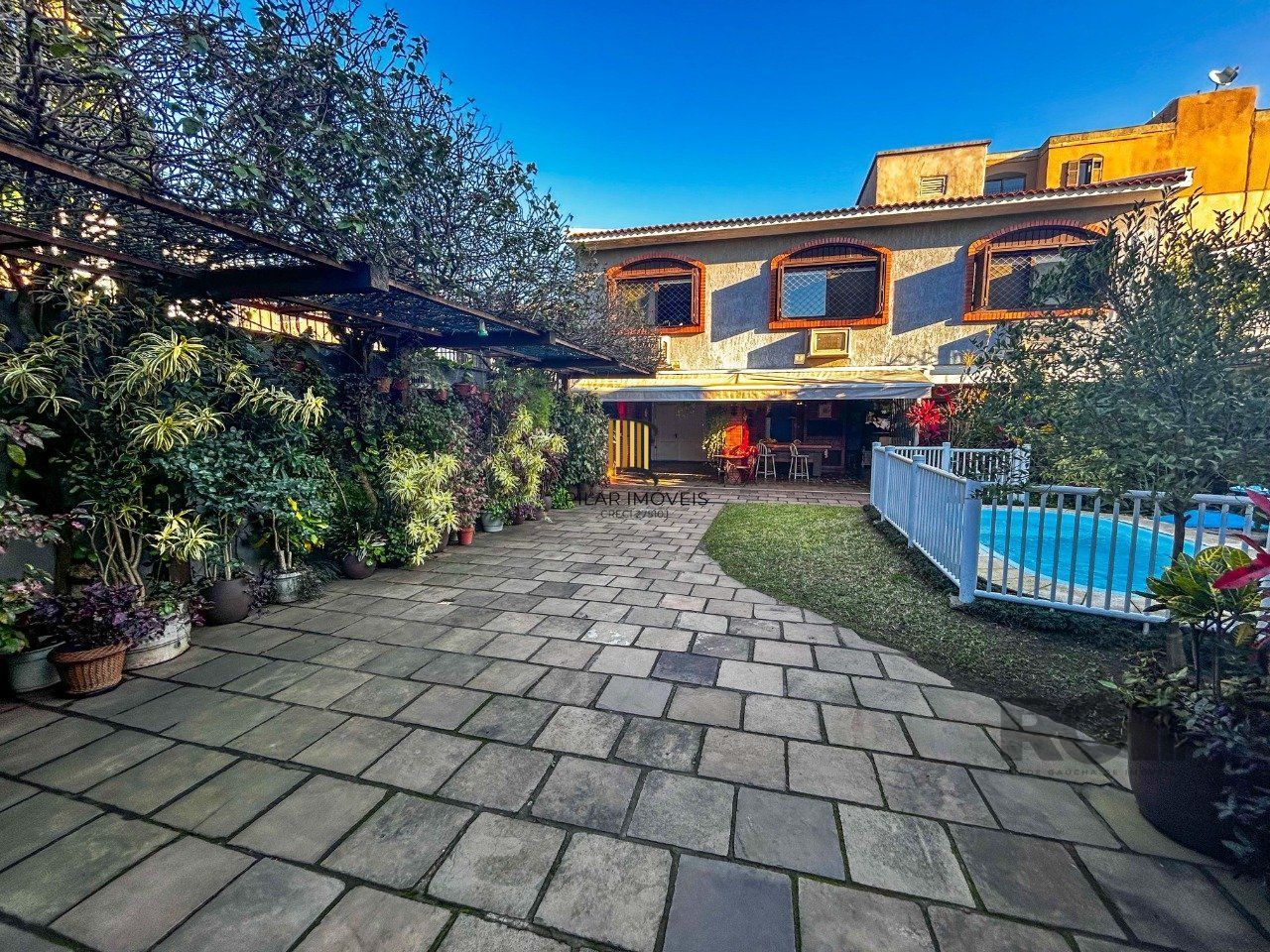 Casa 3 dormitórios, suíte, lareira, churrasqueira,, pátio, vaga garagem com 309 m² privativos.