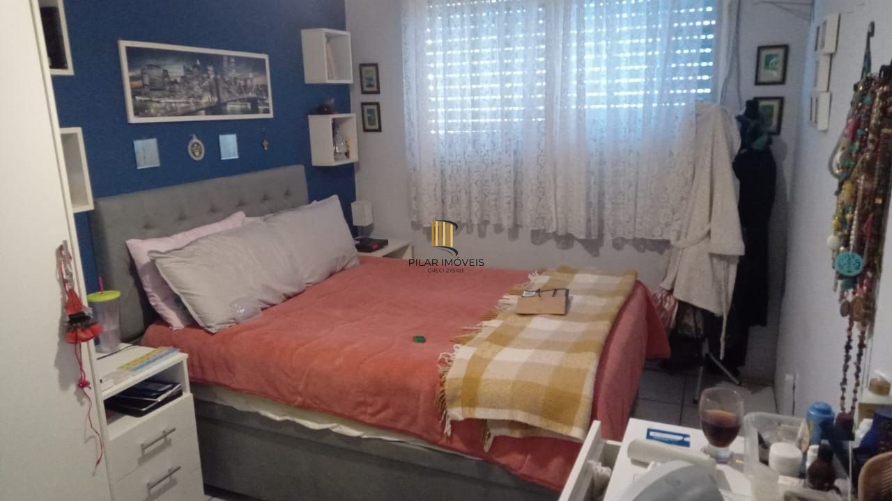 Apartamento de 2 dormitórios um lance de escada