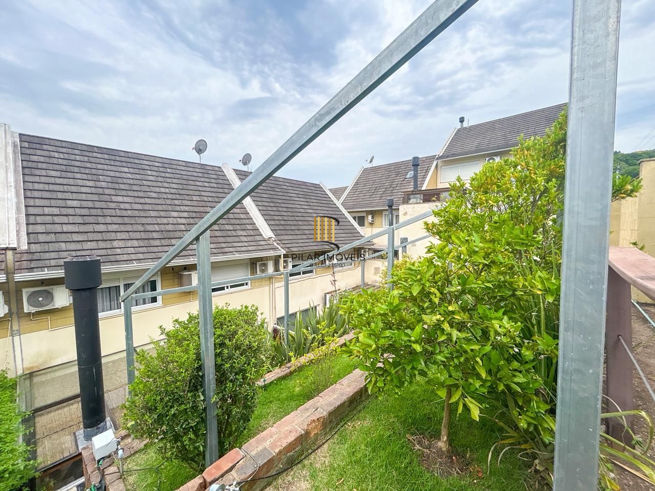 Casa em Condomínio com 03 quartos, 01 suíte e 02 vagas cobertas - Teresópolis