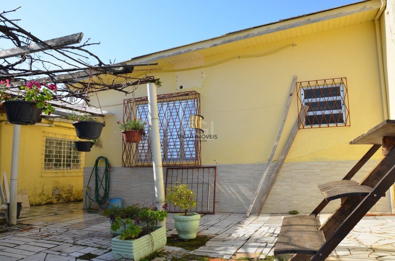 Casa Com 5 dormitórios no Bairro Partenon