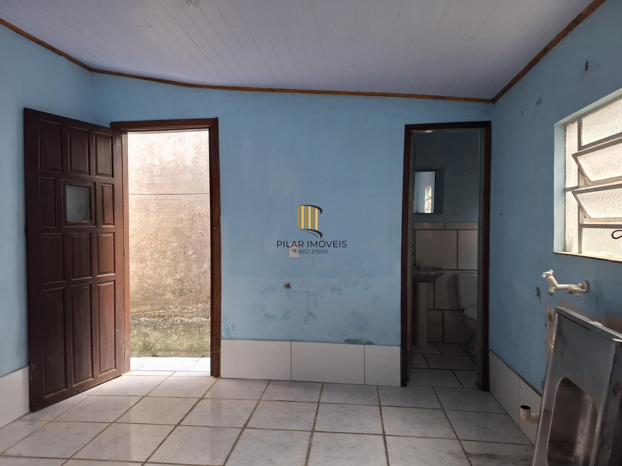 Vende Casa no Bairro Cavalhada em acesso a poucos metros da Avenida. Construídos 2 residências geminadas com 1 dormitório separado, sala e cozinha integrados casa uma, mais chalé antigo de madeira.