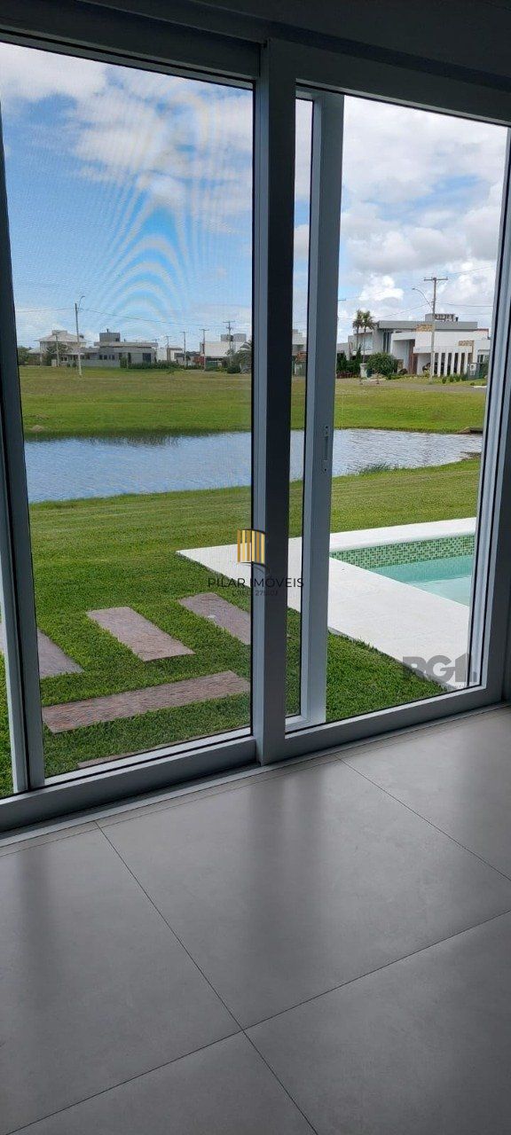 Casa em condomínio com 3 dormitórios, sendo todos suítes em Torres