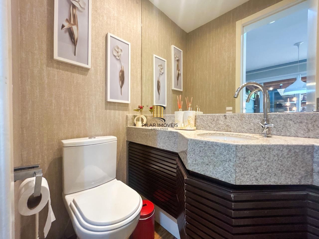 Casa em Condomínio com 03 quartos, 01 suíte e 02 vagas cobertas - Teresópolis