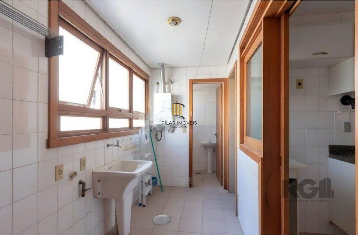 Apartamento a venda, dois dormitórios com vaga e infra no bairro Menino Deus