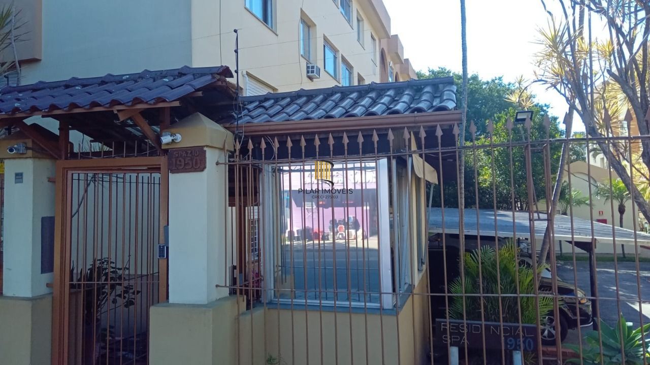 Apartamento de 2 dormitórios um lance de escada