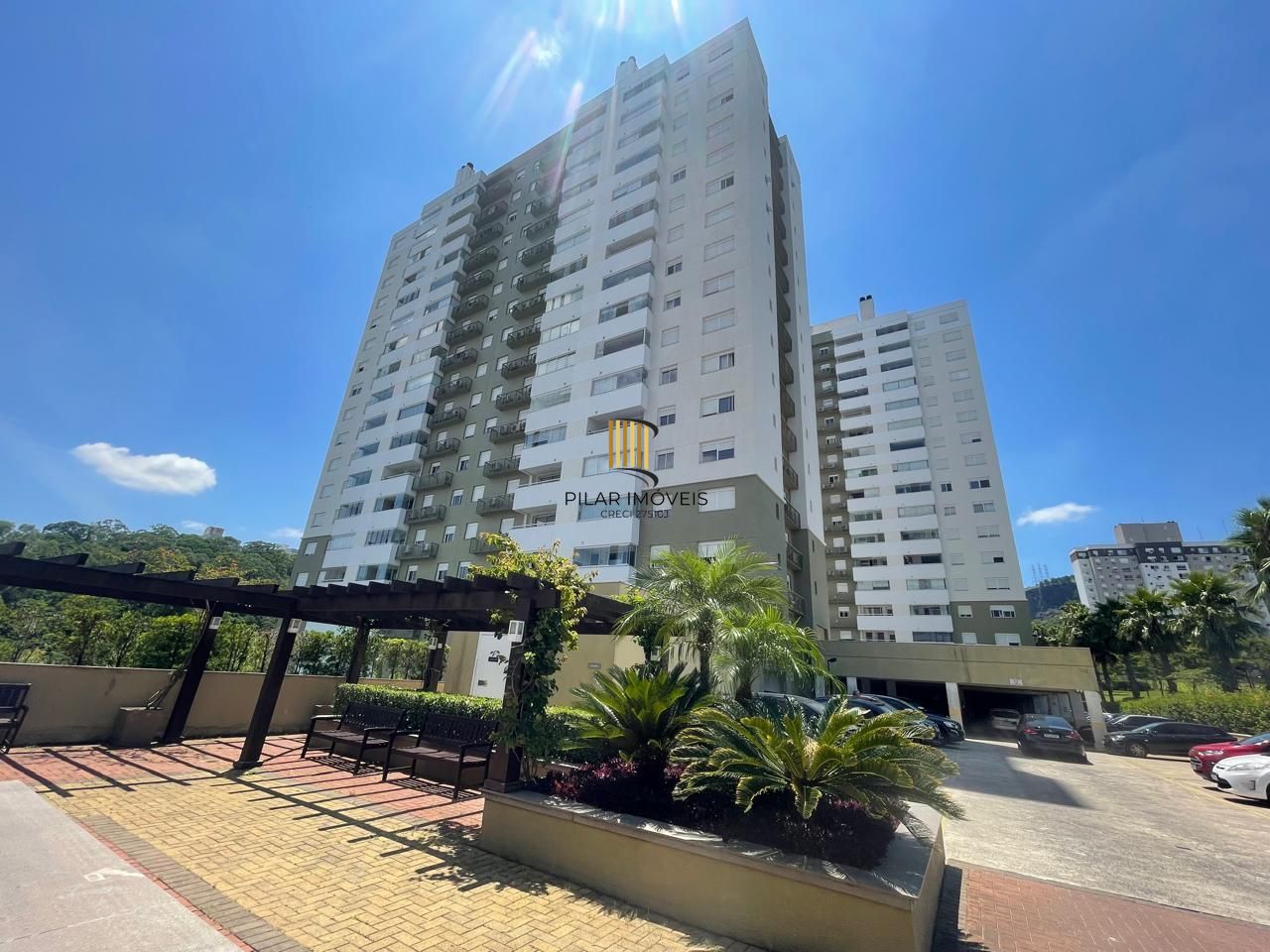 Impecável apartamento semimobiliado, 2 dormitórios, 2 banheiros e 1 vaga coberta