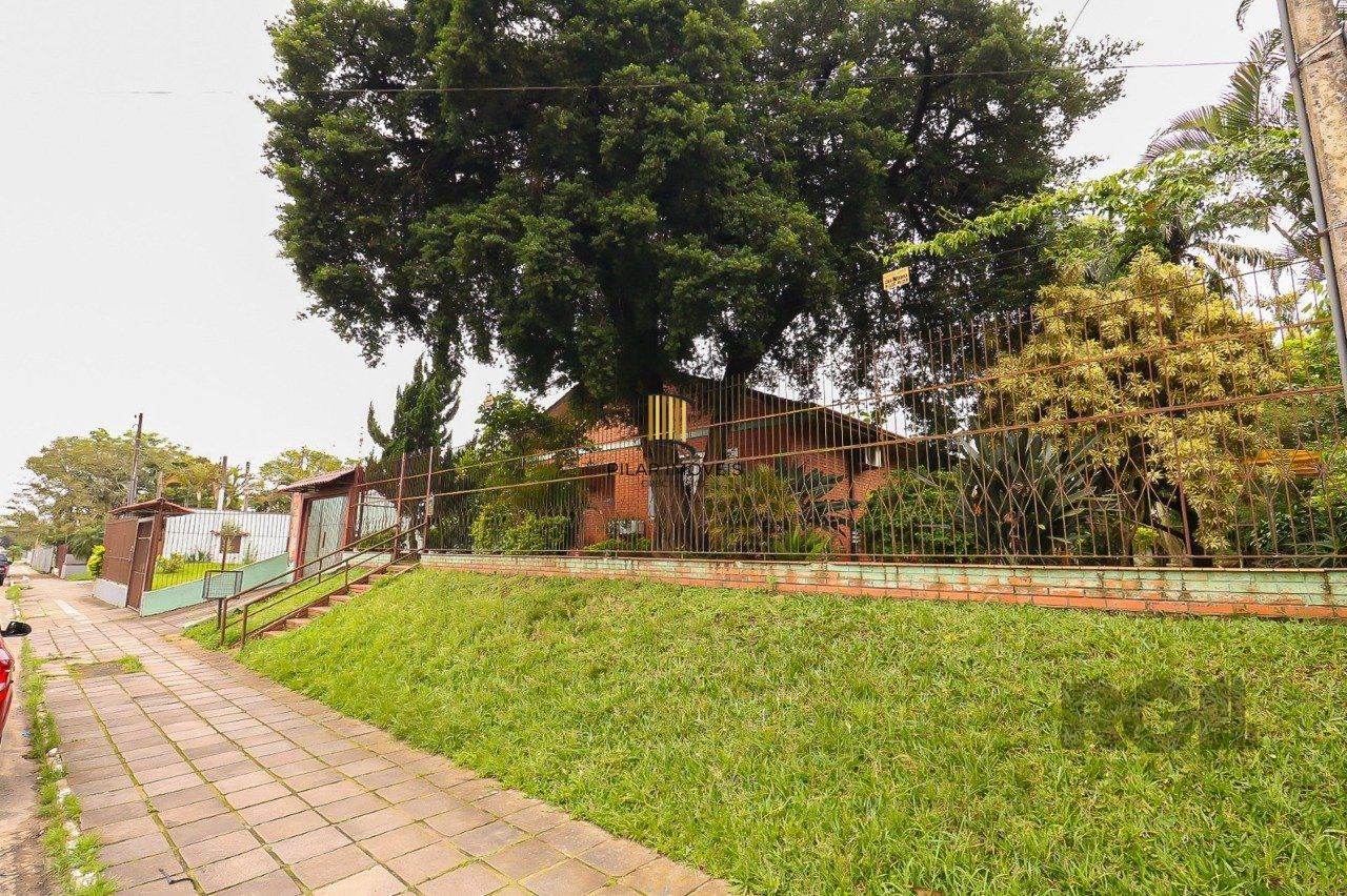 Casa com 2 quartos, vaga de garagem, churrasqueira, com 200m² privativos no centro de Esteio/RS