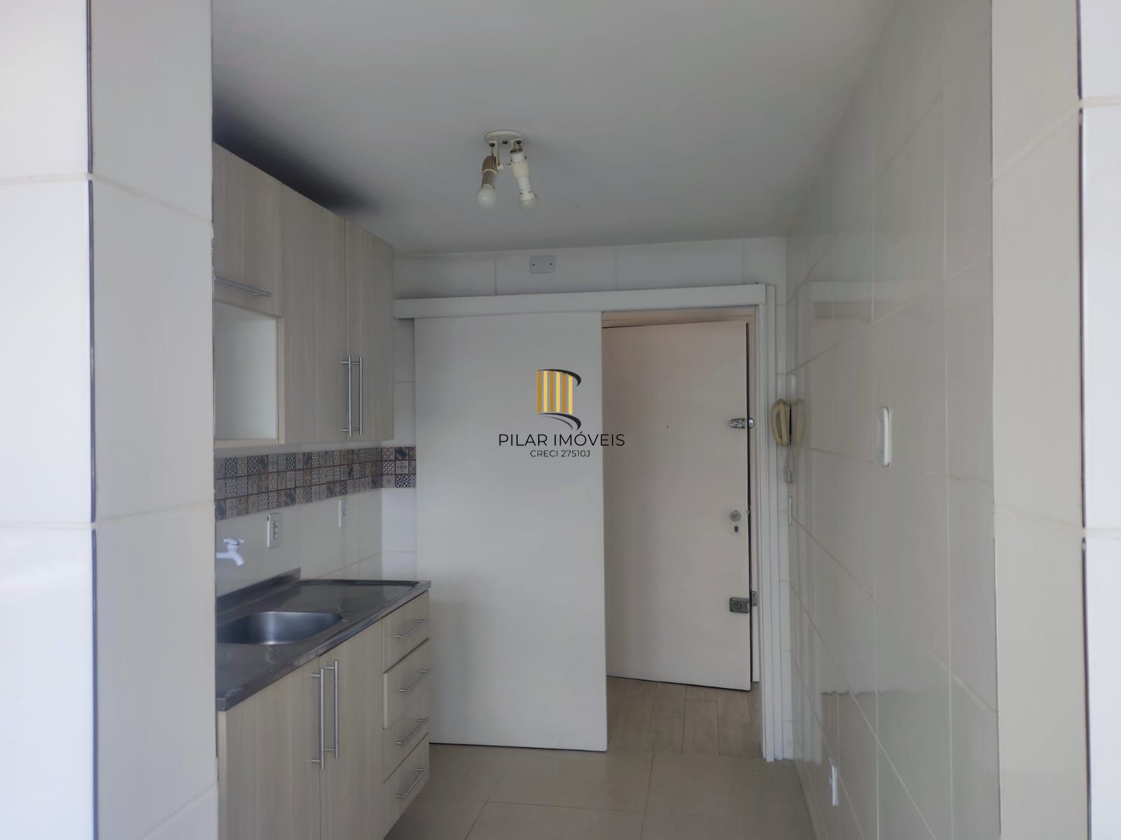 Apartamento de 2 dormitórios reformado com garagem escriturada fechada ,área privativa de 60,65