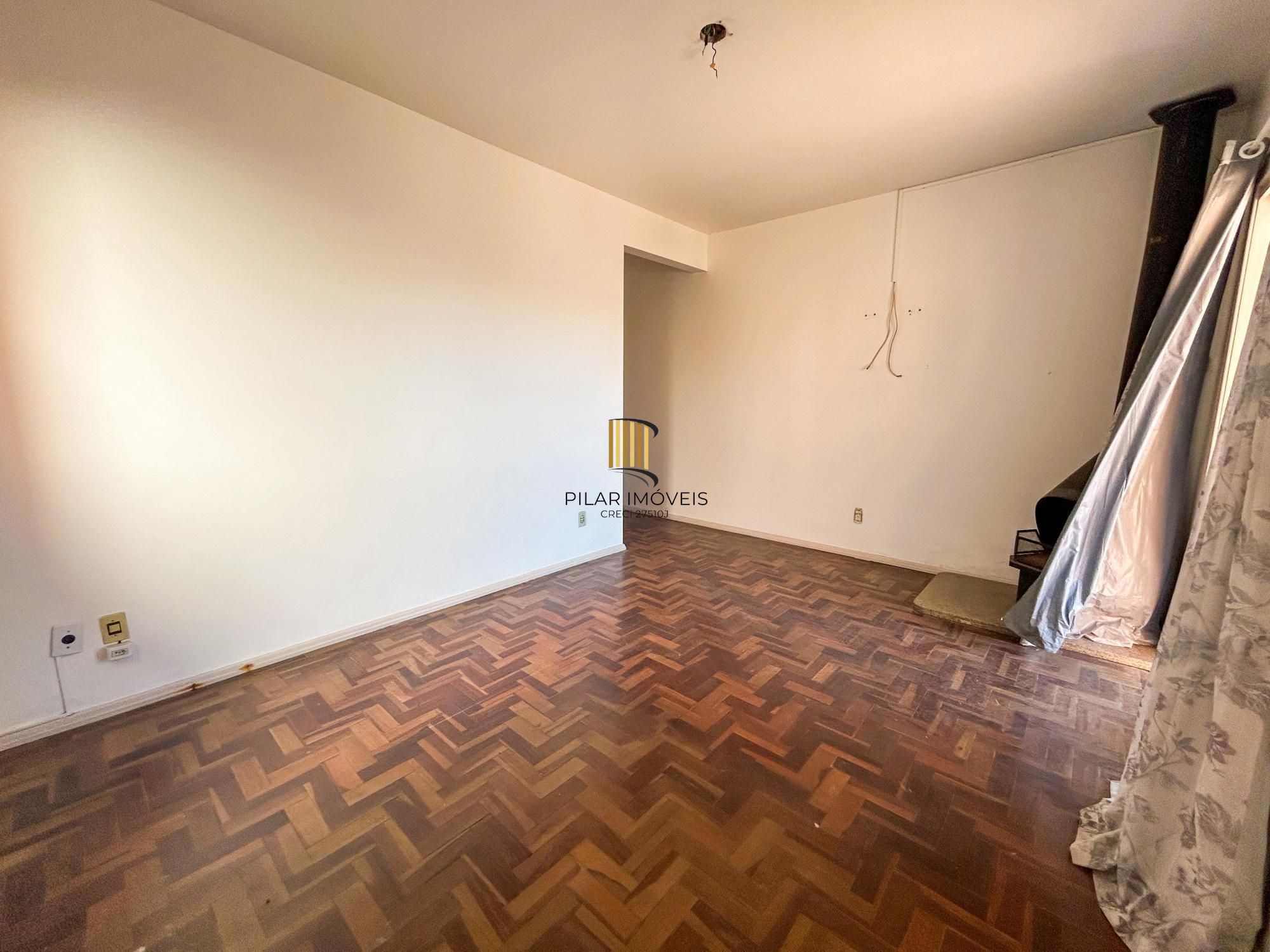 CASA 03 dormitórios, 01 suíte, terraço, pátio, garagens cobertas na VILA NOVA - ótima localização