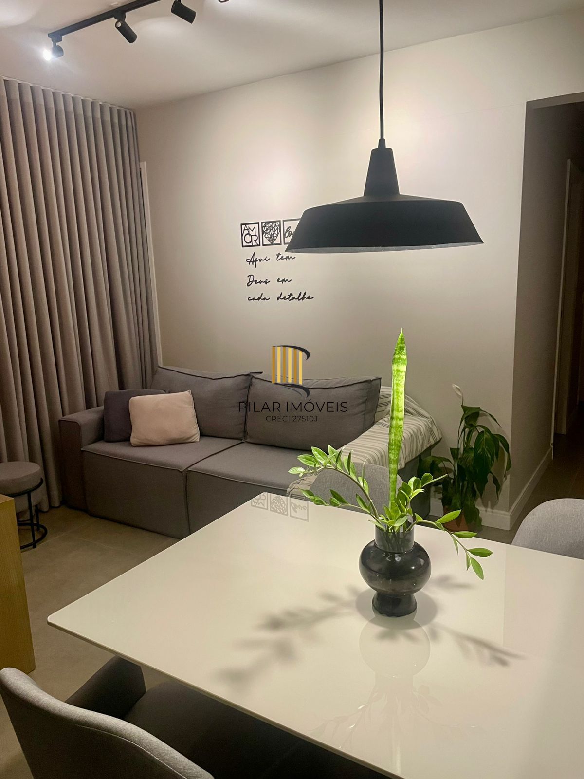 Apartamento com 02 quartos e 01 vaga escriturada no Bairro Cavalhada