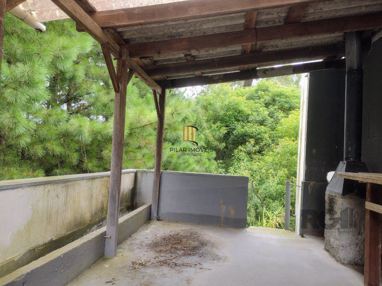 CASA TÉRREA - 2 DORMITÓRIOS, ÁREA COBERTA COM CHURRASQUEIRA , TERRAÇO - 02 VAGAS