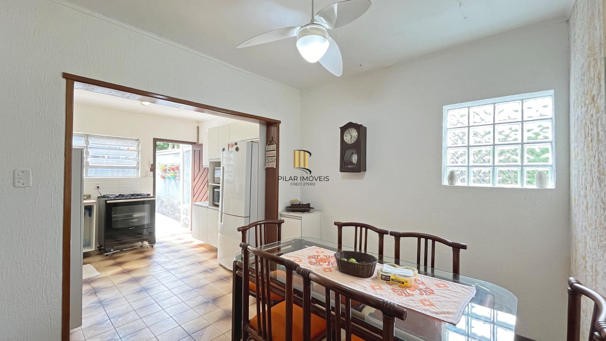 Casa de 156m², com 3 dormitórios, 1 suíte em terreno de 450m²; na Vila Nova