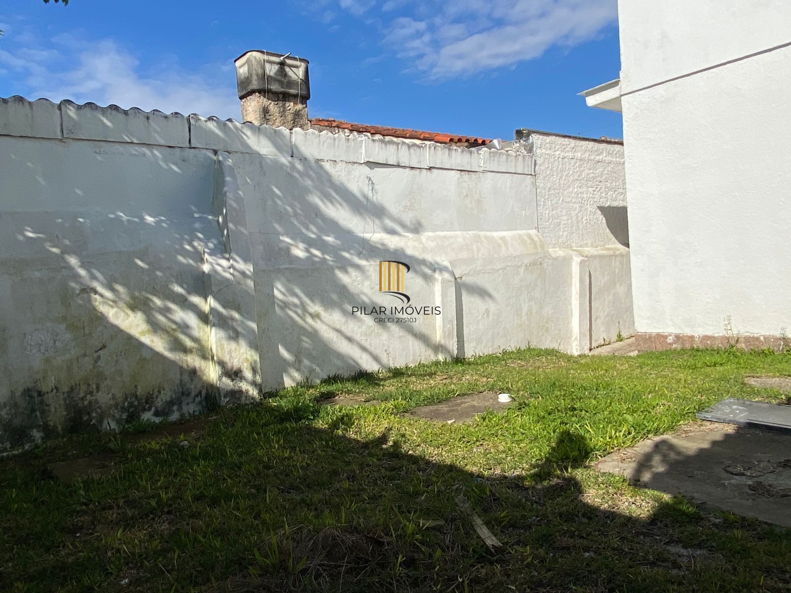 Casa de (3)três quartos, sendo uma suíte com duas vagas de garagem.