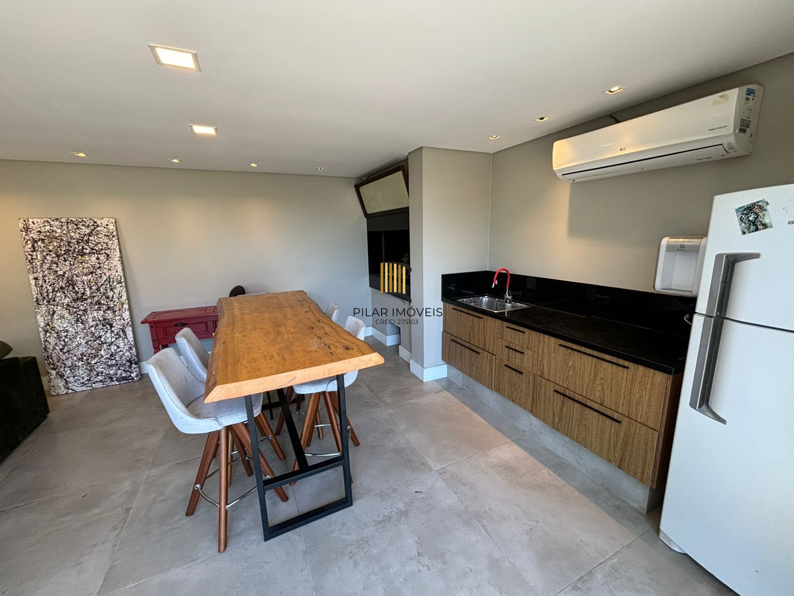 Casa 4 dormitórios, 1 suíte, 03 vagas, Bairro Três Figueiras, Porto Alegre.