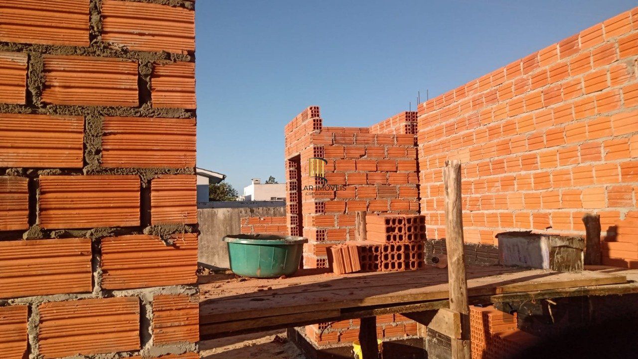 Casa com 2 suítes, sacada, churrasqueira, 1 vaga de garagem, Passo de Torres/SC