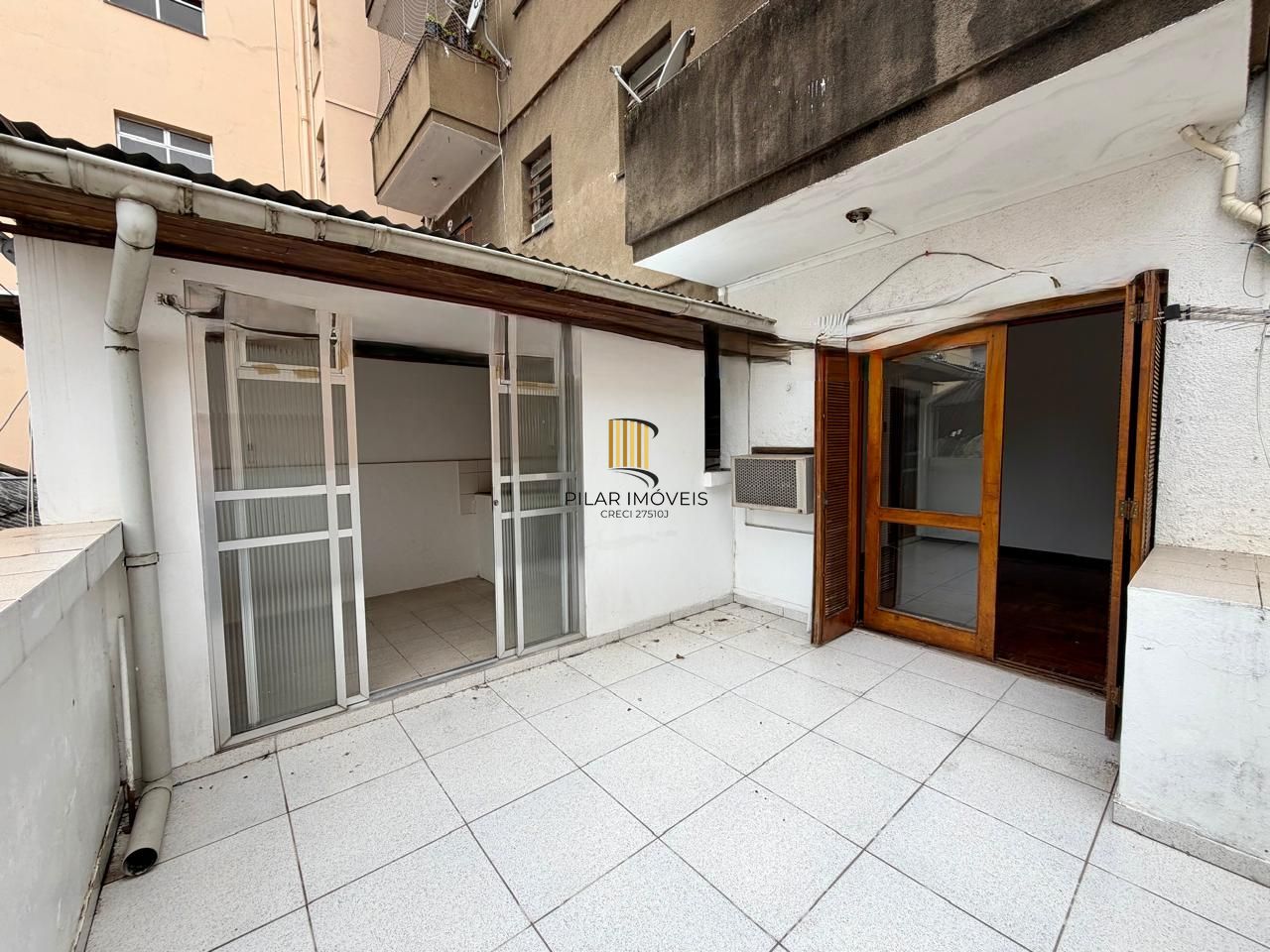 Apartamento 2 dormitórios sacada com 90m2 no centro histórico.