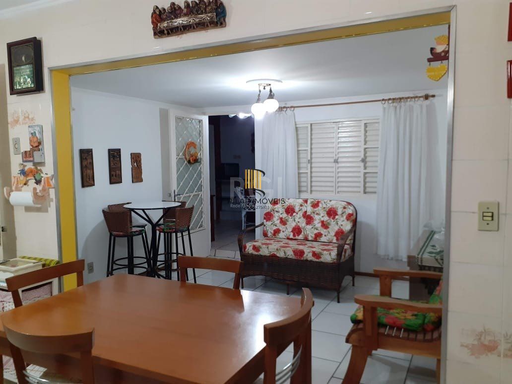 Casa para Venda - 250m², 3 dormitórios, 1 vaga - Camaquã, Porto Alegre