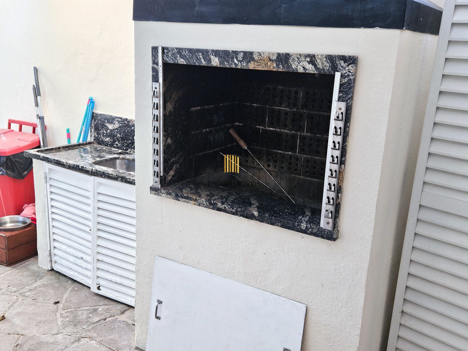 Casa com 4 quartos (02 suítes), 02 vagas cobertas no Bairro Ipanema