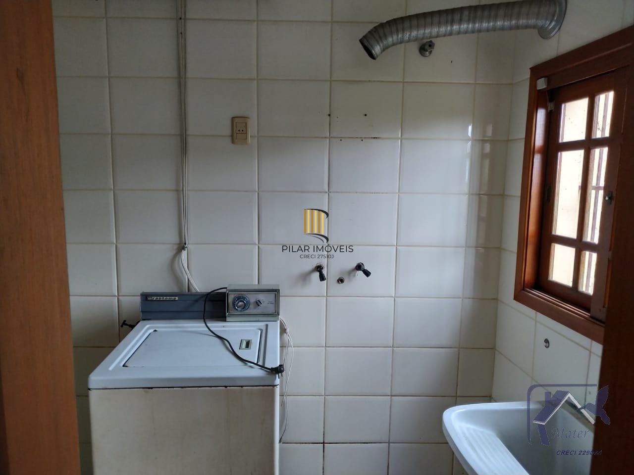 CASA COM 220m², 3 DORMITORIOS, SUITE, 4 VAGAS DE GARAGEM COBERTAS, BAIRRO IPANEMA, EM PORTO ALEGRE, RS